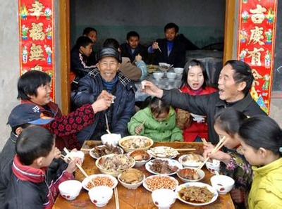 农村十分讲究的团年饭.jpg