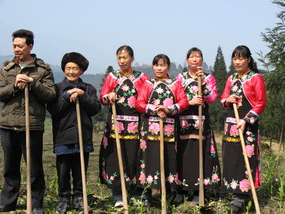 复兴村民身着羌人服装。.jpg