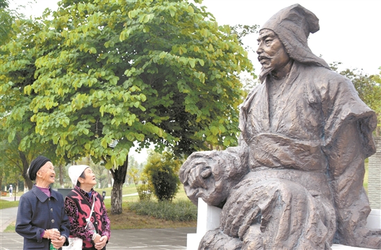 市民参观苏洵像，并拍照留念。.jpg