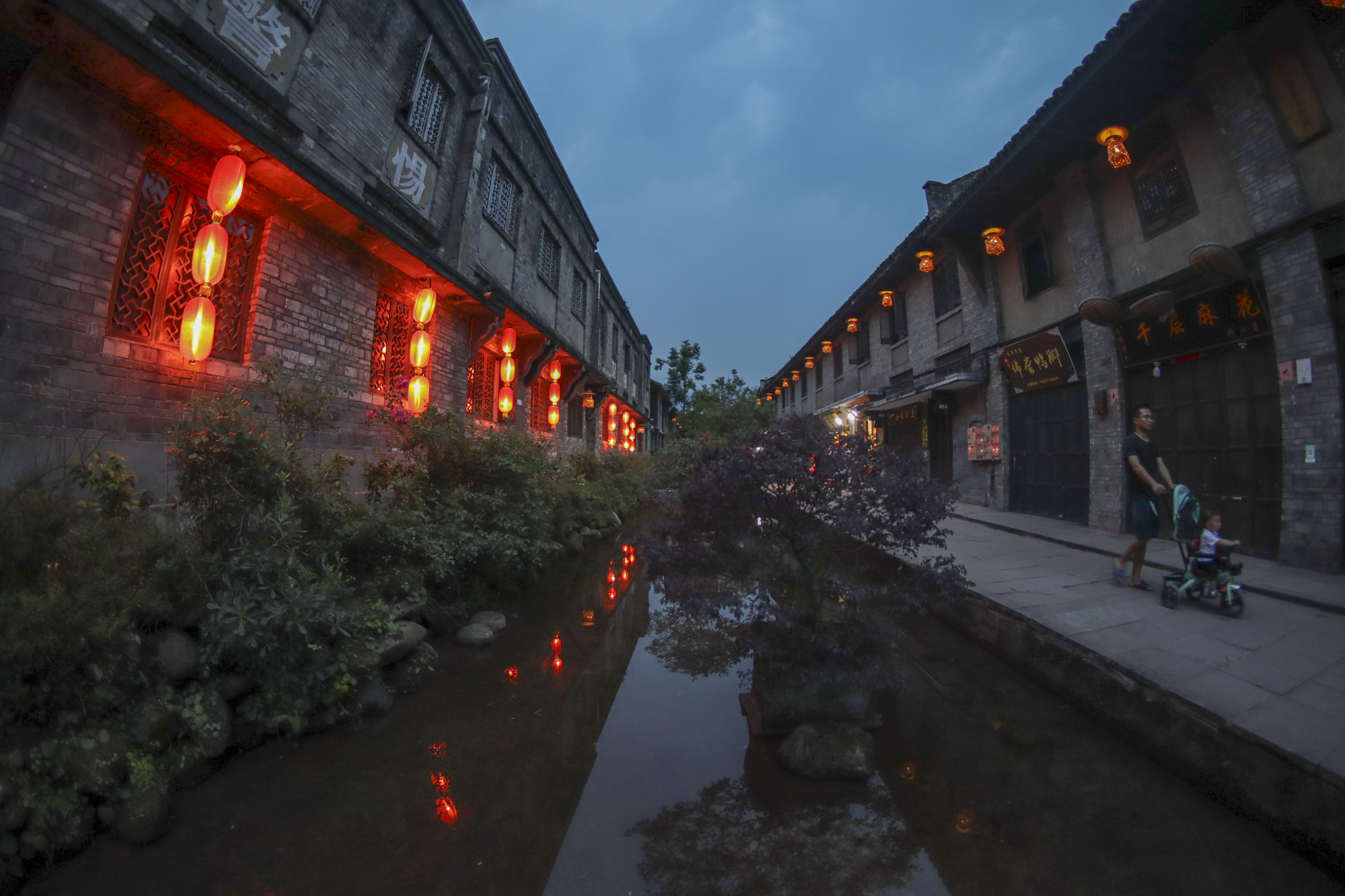 柳江古镇开发保护并行：古街夜景更美。古良驹  摄.JPG