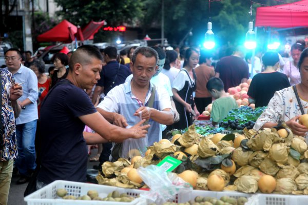 摊主忙着称重，收钱。.JPG