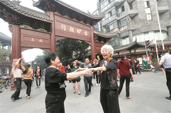 在眉山城区跳舞的老年人.jpg