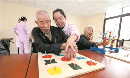 10月7日，重阳节，眉山市东坡区白马镇的眉山市第二社会福利院里，护理人员指导老人康复训练。.jpg