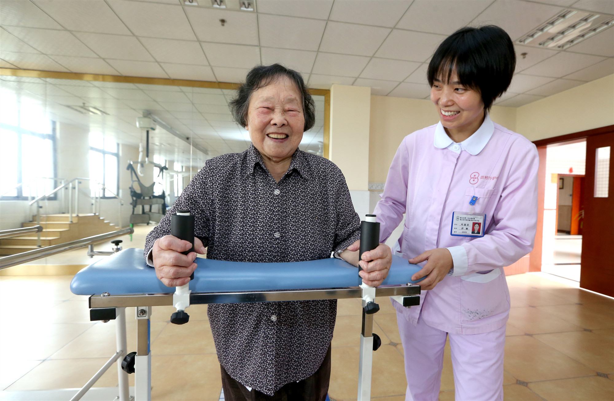 10月7日，重阳节，眉山市东坡区白马镇的眉山市第二社会福利院里，护理工作人员指导正在康复训练的老人。.JPG